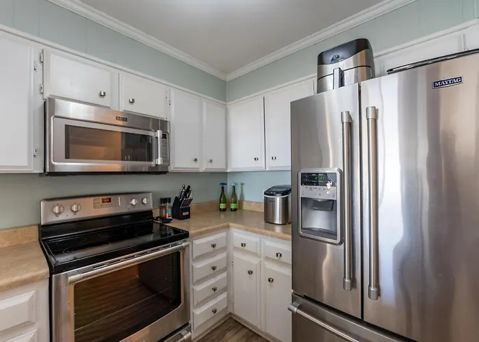 Charming Ocean-View Condo At Ocean Pier 3